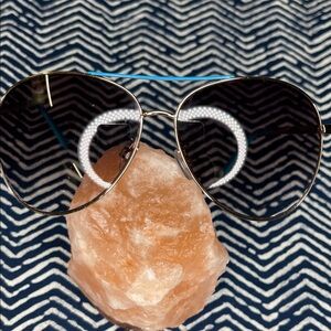 Chic Aviator Sunglasses with Blue Detail